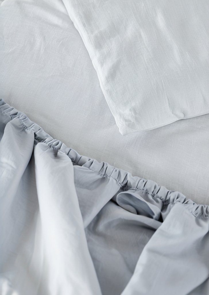 Szary, bardzo miąkki zestaw prześcieradeł i poszewek na poduszki - obrazek 2