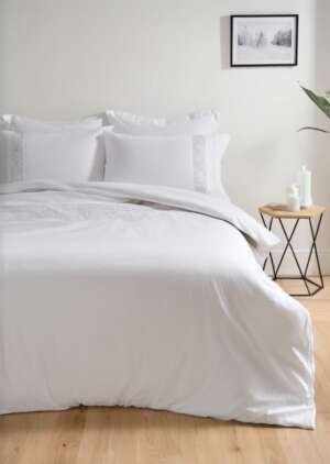 Zestaw białej pościeli
