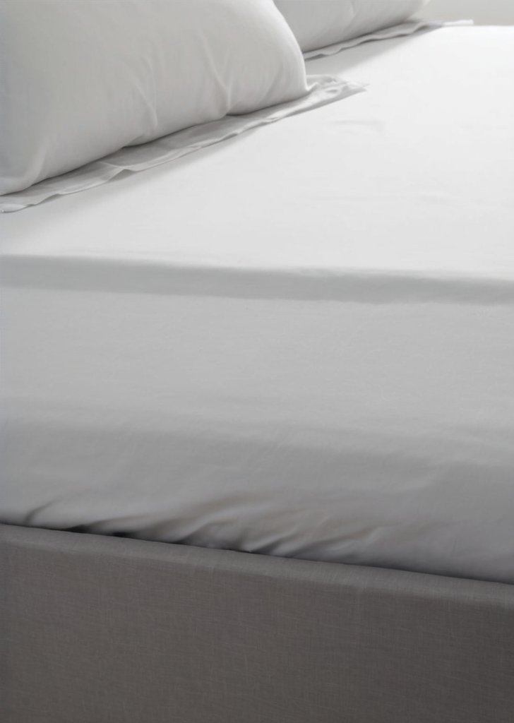 Jedwabiste, miąkkie, satynowe prześcieradło, srebrne