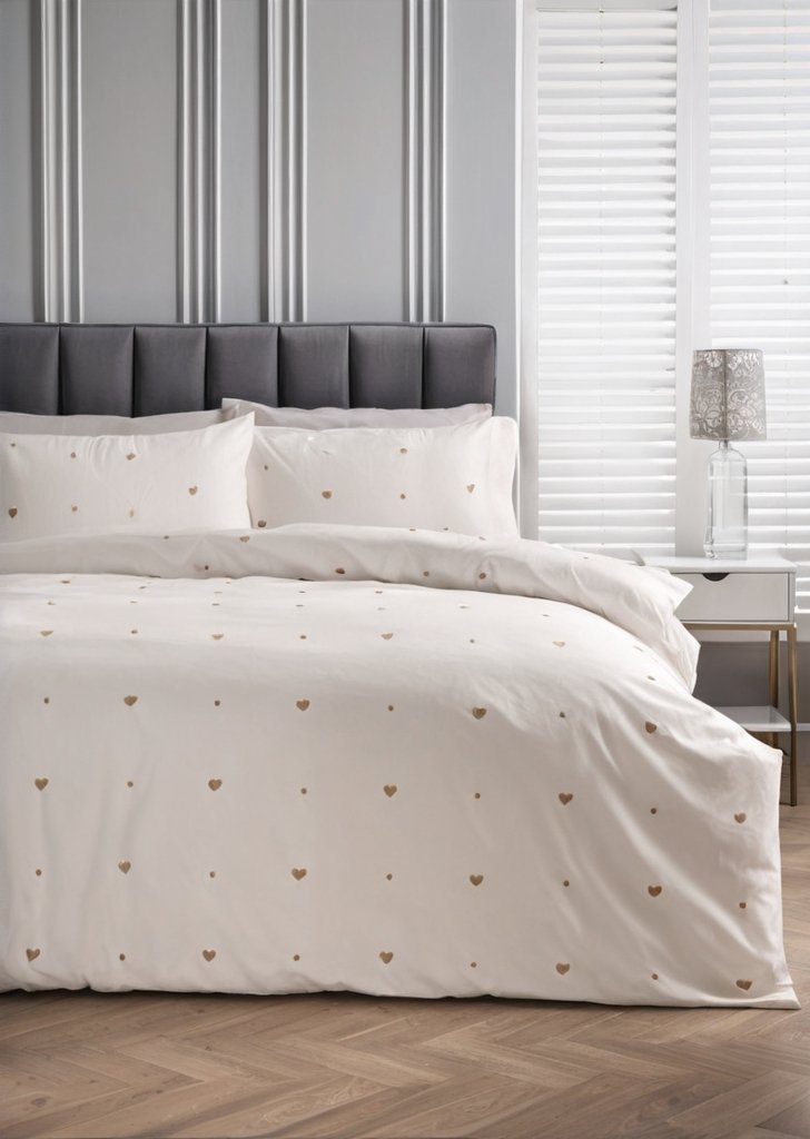 Komplet pościeli z naturalnym haftem w kształcie serca