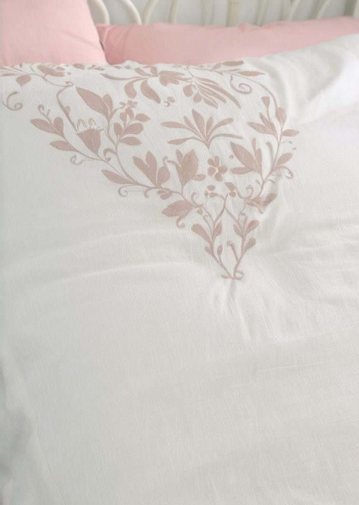 Zestaw pościeli w różowe serce z motywem kwiatowym - obrazek 2