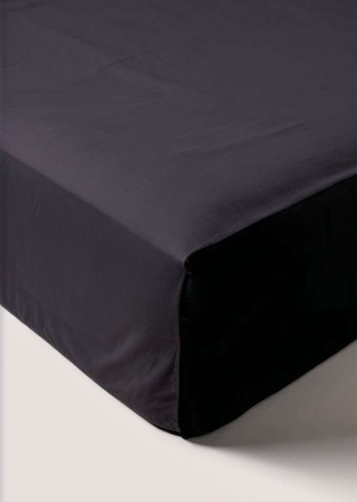 Czarne prześcieradło o głąbokim kroju.