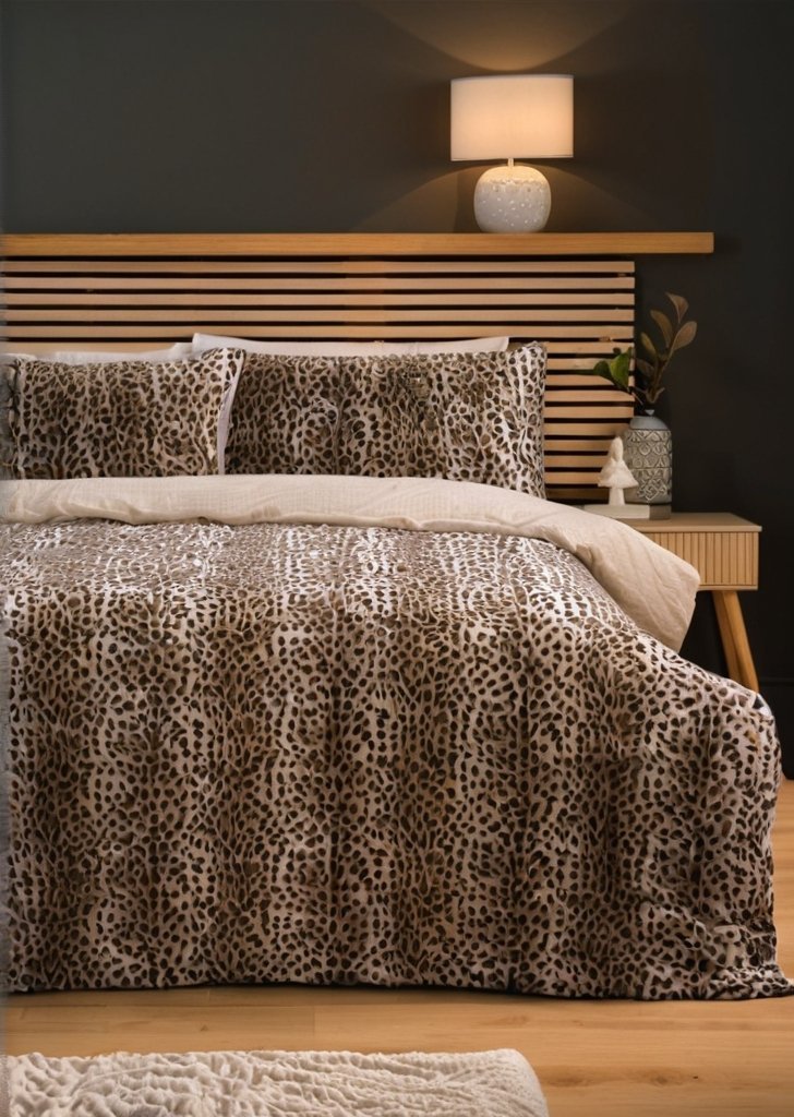 Zestaw pościeli ze sztucznego futra w kolorze brązowym w panterką