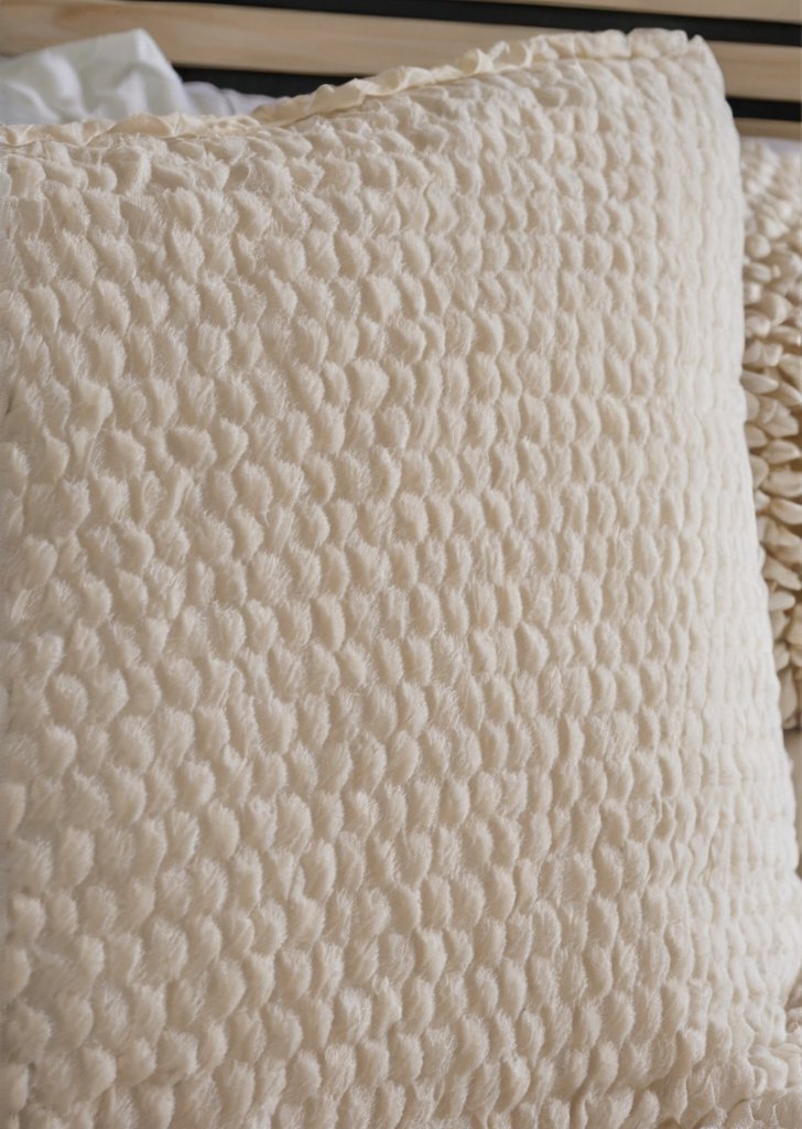 Zestaw pościeli ze sztucznego futra w kolorze szarej pantery śnieżnej - obrazek 2