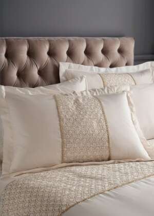 Deco w kolorze szampańskiego złota, pikowana poduszka z cekinami