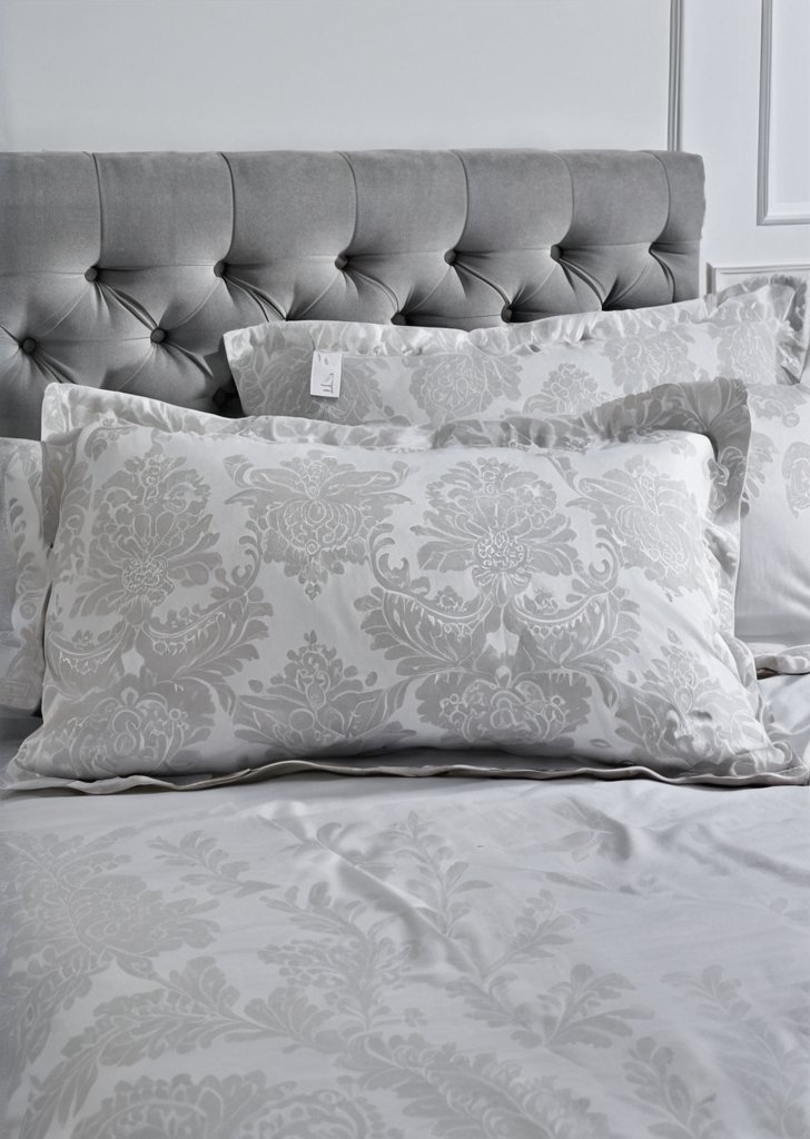 Srebrno-szara, żakardowa, pikowana poduszka z adamaszku