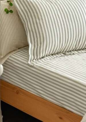 Bawełniane prześcieradło w melanżowe paski w kolorze leśnym