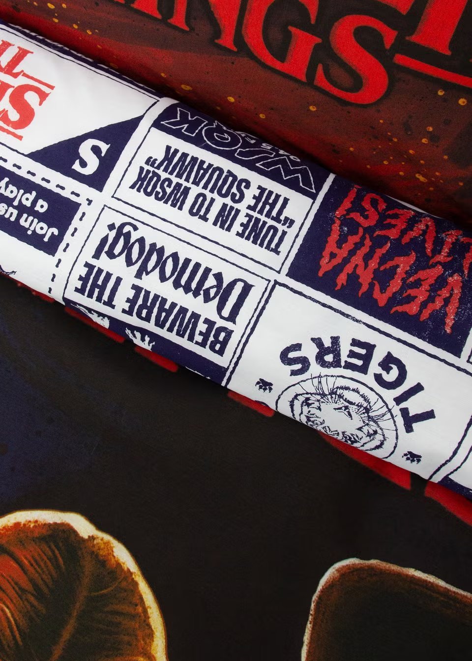 Czarna poszewka na kołdrą Stranger Things Flames - obrazek 3