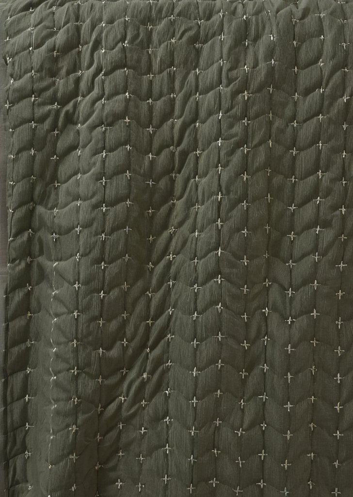 Aksamitna narzuta haftowana Attica w kolorze zielonym - obrazek 2