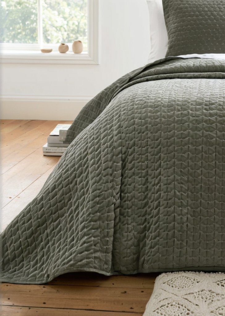 Aksamitna narzuta haftowana Attica w kolorze zielonym