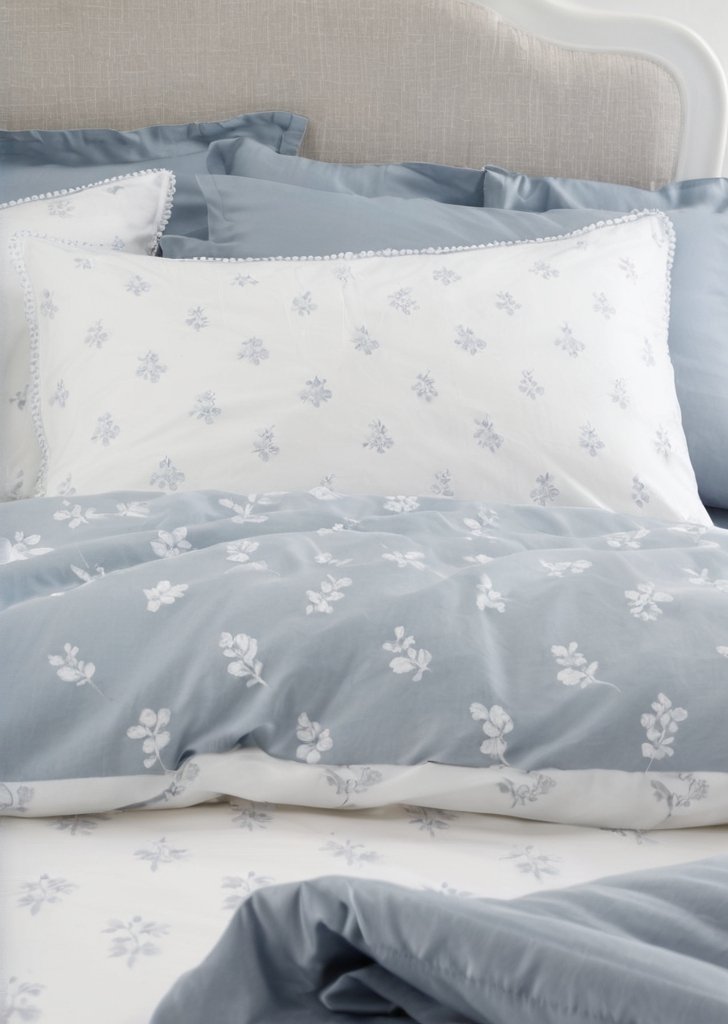 Bianca Fine Linens Esme Dwustronna pościel z bawełny w kwiaty, biało-niebieska - obrazek 3